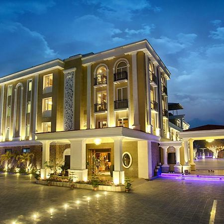 Four Vedas Hotel & Resort Силигури Экстерьер фото