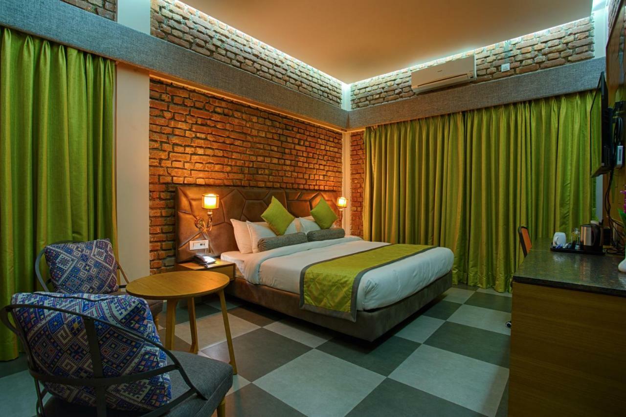 Four Vedas Hotel & Resort Силигури Экстерьер фото