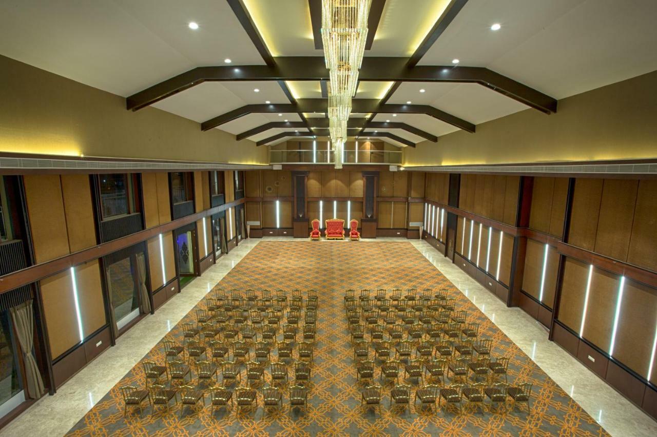 Four Vedas Hotel & Resort Силигури Экстерьер фото